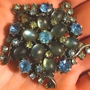 Vintage broach excellent condition very beautiful real stones